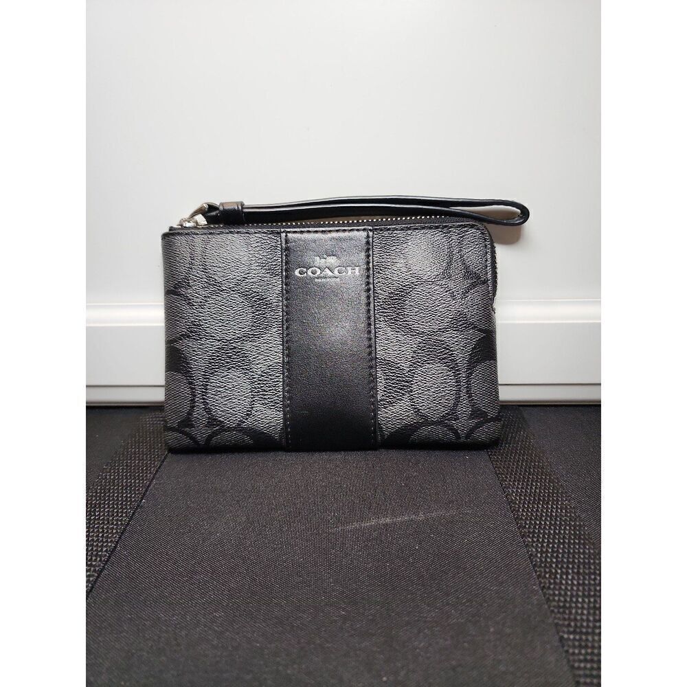 COACH CORNER ZIP WRISTLET (SILVER/BLACK SMOKE)